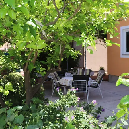 A 1 With Terrace Garden And Sea View Apartman